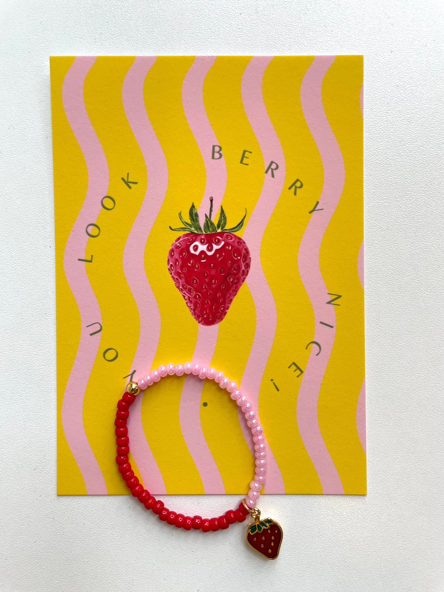 Glasperlenarmband mit Erdbeeranhänget
