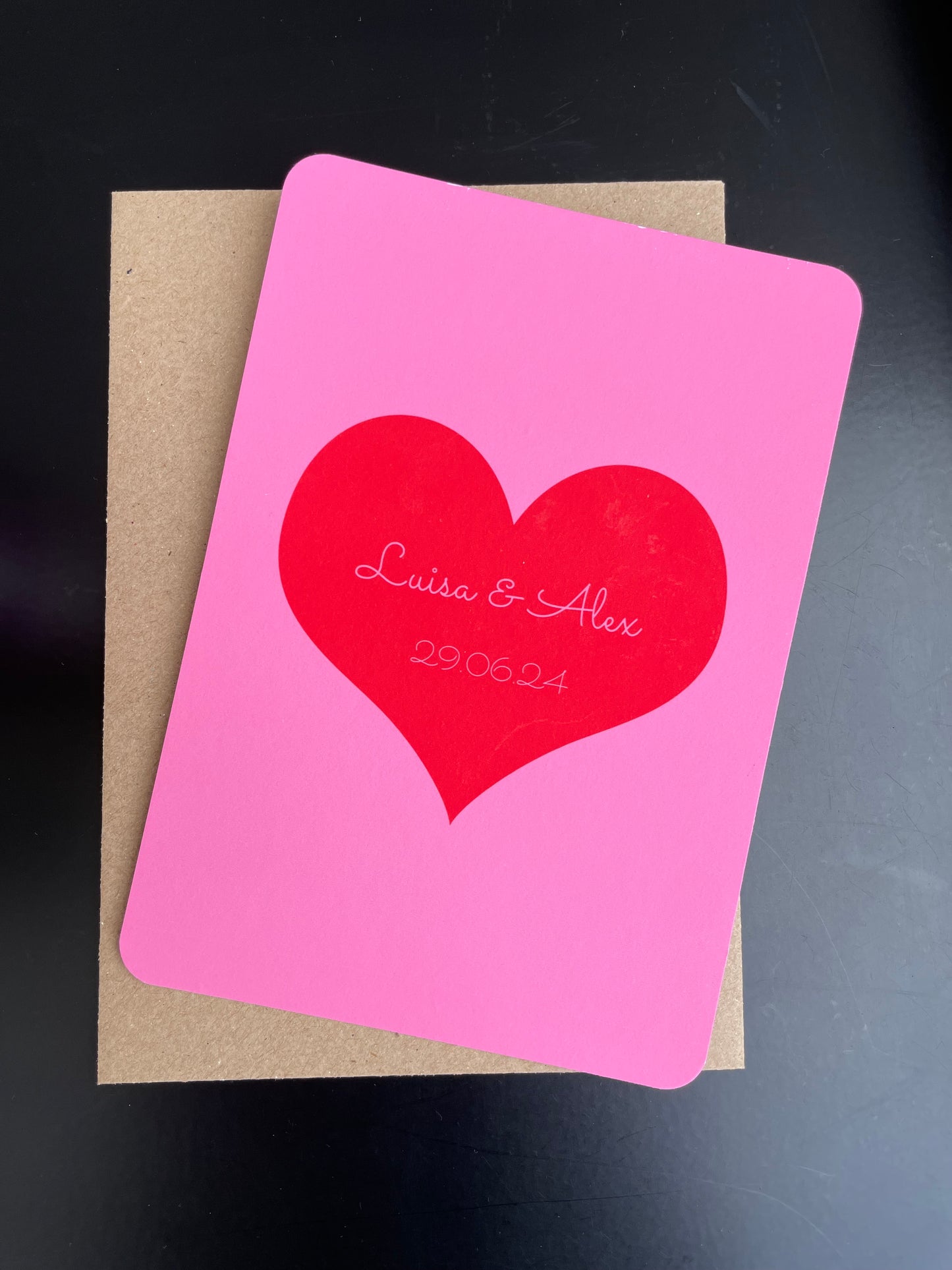 Karte Hochzeit A6 rotes Herz auf pinkem Hintergrund personalisieren 