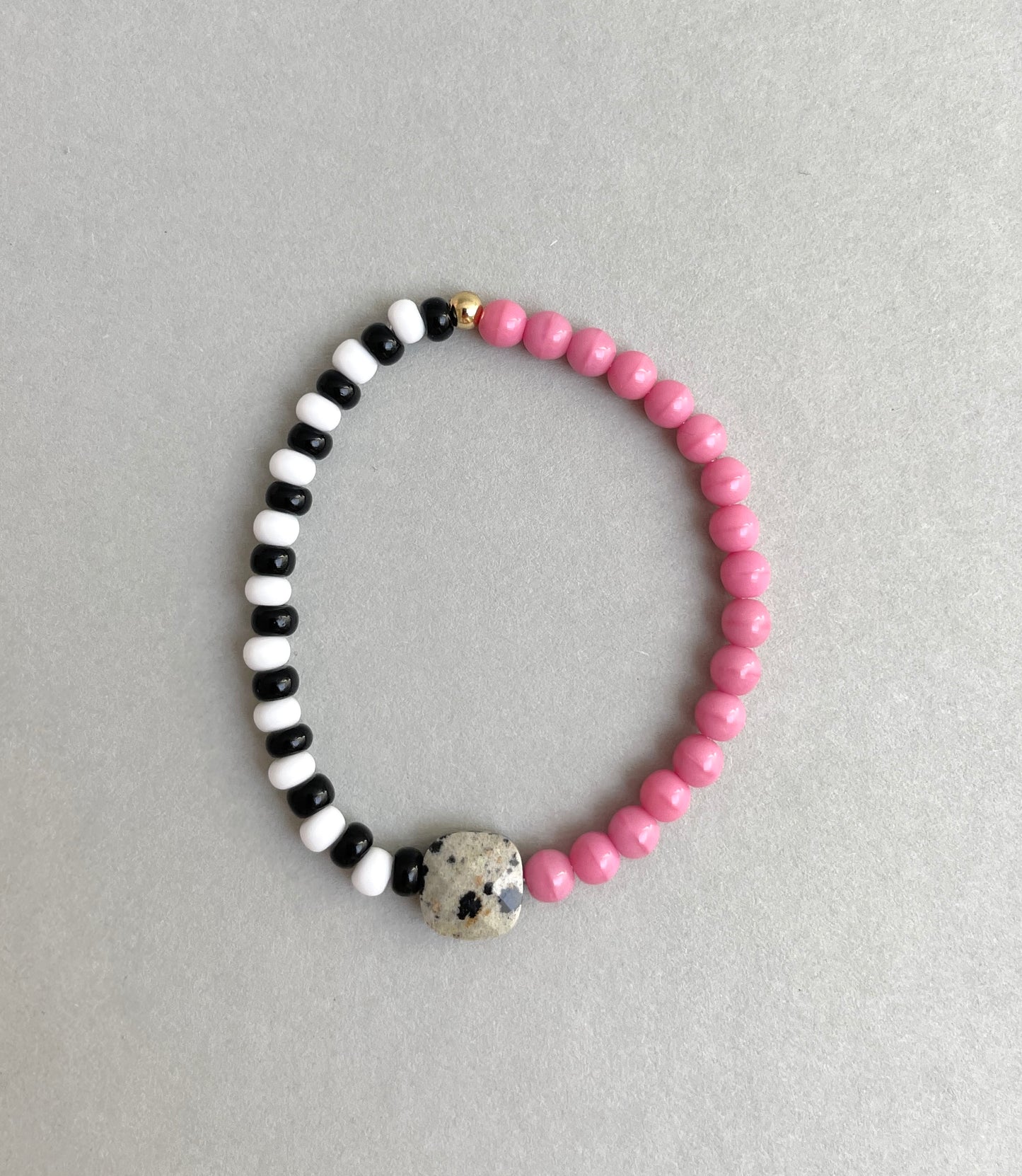 Glasperlenarmband mit Dalmatinerjaspis 