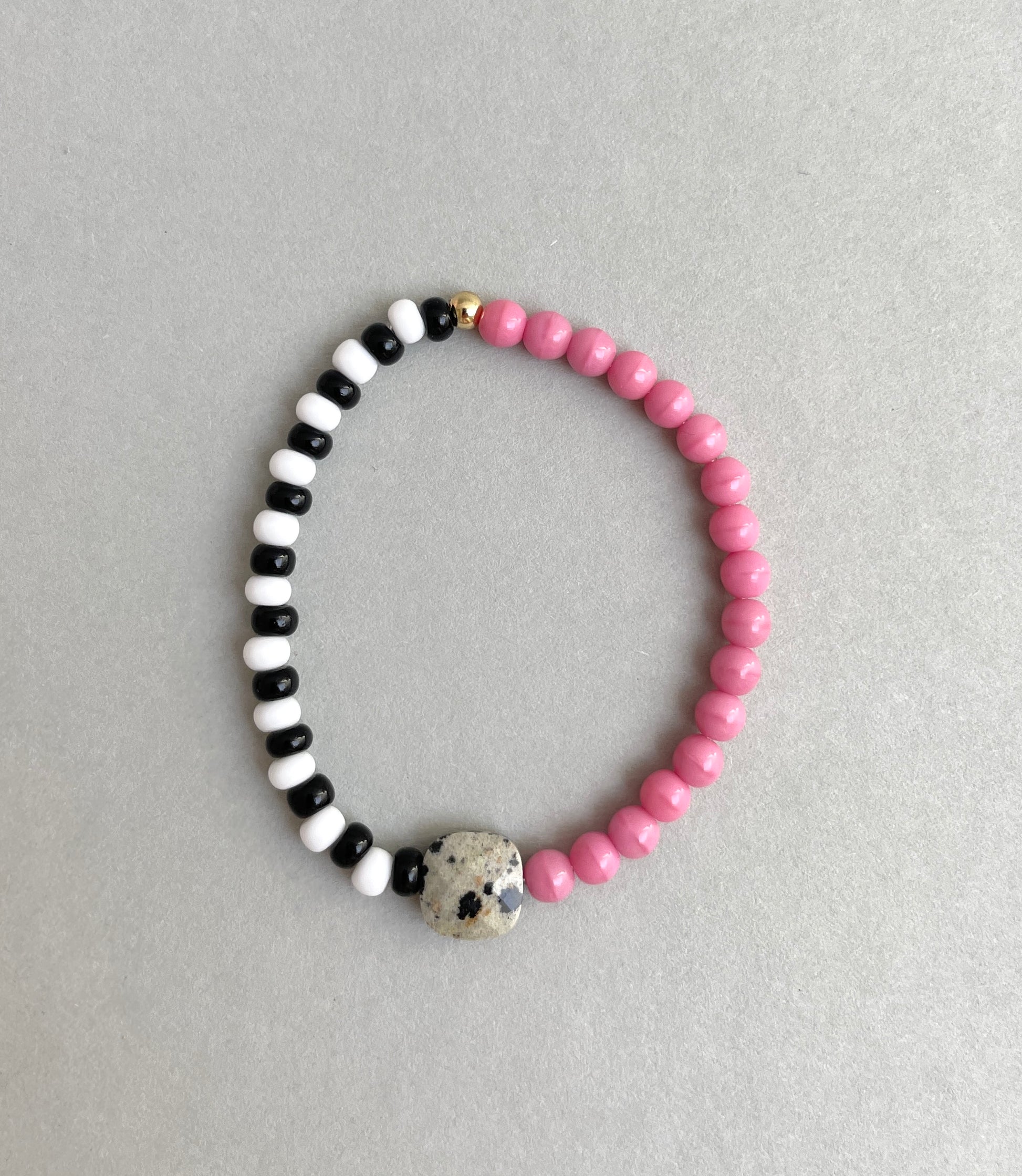 Glasperlenarmband mit Dalmatinerjaspis 